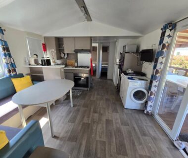 Intérieur avec coin repas kitchenette et lave-linge dans le Grands mobil-homes 4 chambres Siblu