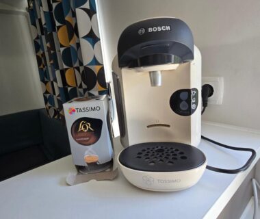 Plan de travail avec machine Tassimo dans les Grands mobil homes 4 chambres clim parking privées Siblu