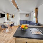 Intérieur avec coin salon et cuisine du Green harmony
