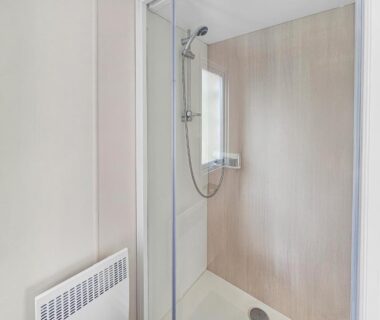 Salle de douche avec cabine vitrée au Green harmony