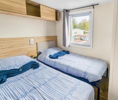 Chambre avec deux lits simples dans un mobil-home au camping Green harmony