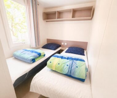 Chambre avec deux lits simples et fenêtre au Greenchalets Roquebrune Sur Argens