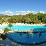 Piscine extérieure avec ponton et transats au camping Greenchalets Roquebrune Sur Argens