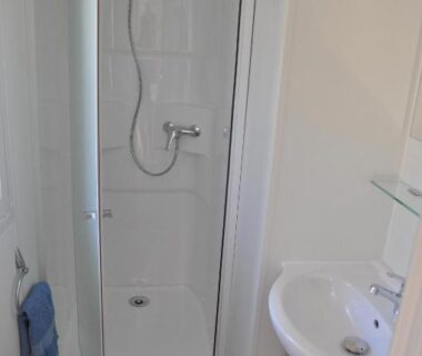 Cabine de douche et lavabo dans le Greenchalets Roquebrune Sur Argens