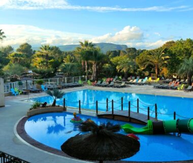 Piscine extérieure avec toboggan et transats au camping Greenchalets Roquebrune Sur Argens