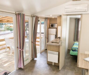 Séjour avec kitchenette et terrasse vitrée au Greenchalets Roquebrune Sur Argens