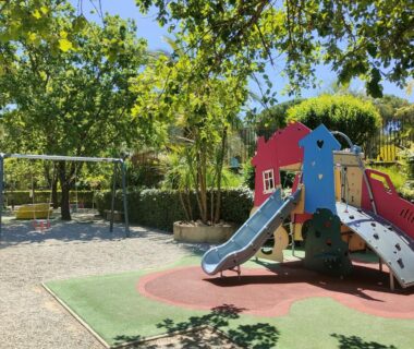 Aire de jeux avec toboggans et balançoires au Greenchalets Roquebrune Sur Argens