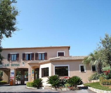 Façade principale du camping Greenchalets Roquebrune Sur Argens