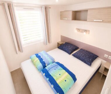 Chambre avec lit double et fenêtre du chalet Greenchalets Roquebrune Sur Argens