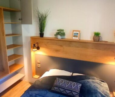 Chambre avec lit et rangement dans le mobil home HappyMobilhome Argelès-sur-mer Camping Del Mar
