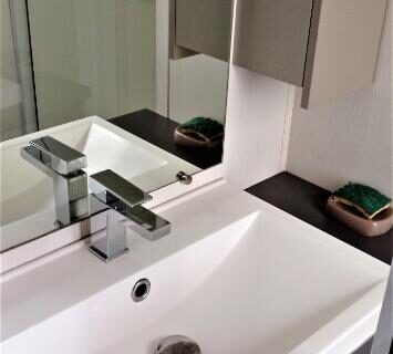 Salle de bain avec lavabo et miroir du HappyMobilhome Argelès-sur-mer