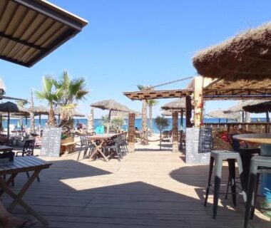 Plage aménagée avec parasols et terrasse face à la mer du HappyMobilhome Argelès-sur-mer Del Mar