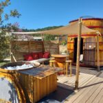 Terrasse en bois avec bain nordique et sauna à l'Hébergement Insolite avec SPA – Foudreaterre