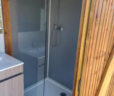 Salle de bain avec cabine de douche dans l'hébergement Insolite avec SPA Foudreaterre