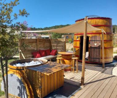 Terrasse en bois avec bain nordique et sauna à l'Hébergement Insolite avec SPA – Foudreaterre