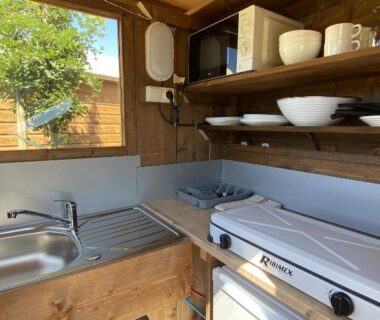 Coin cuisine en bois avec évier et plaque dans l'hébergement Insolite avec SPA Foudreaterre