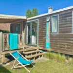 Terrasse en bois avec transat et serviette au mobil-home Hébergement bord de mer MERVILLE FRANCEVILLE
