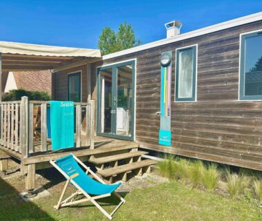Terrasse en bois avec transat et serviette au mobil-home Hébergement bord de mer MERVILLE FRANCEVILLE