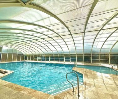 Piscine couverte sous verrière à l'Hébergement bord de mer MERVILLE FRANCEVILLE