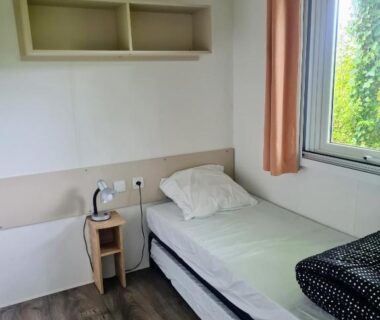 Chambre avec lit simple et fenêtre dans Hebergement dans un Domaine à Litteau