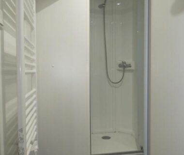 Salle d'eau avec douche et sèche-serviettes dans l'hébergement Hebergement dans un Domaine à Litteau