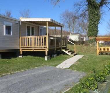 Mobil-home avec terrasse et pelouse au Hebergement dans un Domaine à Litteau