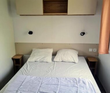 Chambre double avec lit chevets et rangements dans l'hébergement Hebergement dans un Domaine à Litteau