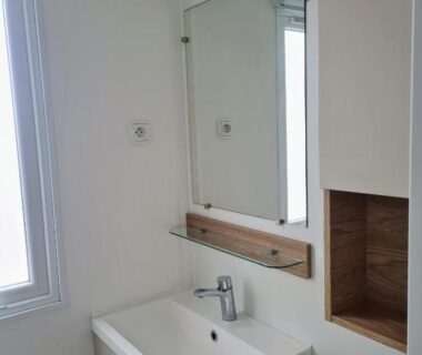 Lavabo et miroir dans la salle de bain du Hebergement dans un Domaine à Litteau