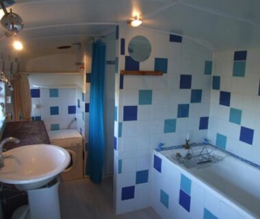 Salle de bain avec baignoire et lavabo dans les Hébergements bohêmes pleine nature