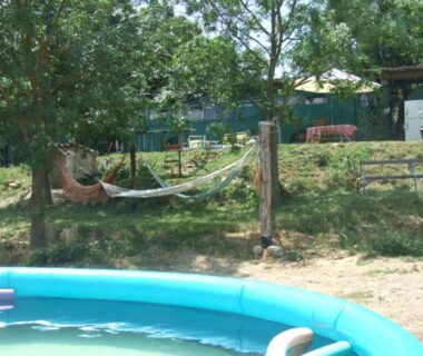 Bord de piscine avec hamac et emplacements ombragés aux Hébergements bohêmes pleine nature