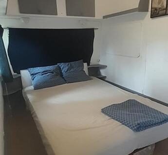 Intérieur d'une chambre avec lit double dans les Hébergements bohêmes pleine nature