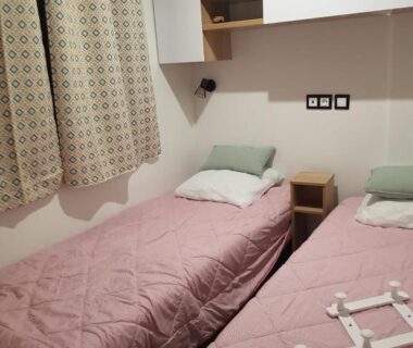 Chambre avec deux lits simples dans l'hébergement HerGine