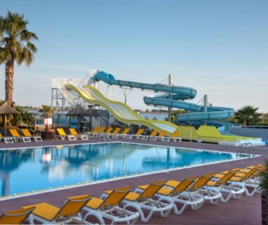 Piscine avec toboggans et transats au camping HerGine