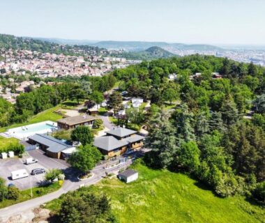 Vue aérienne du camping bâtiments et forêt à l'Hotel De Plein Air Le Chanset