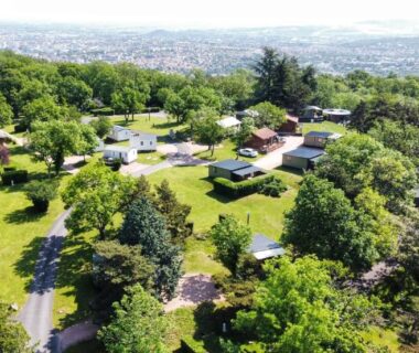 Vue aérienne du camping avec mobil-homes et allées dans le Puy-de-Dôme au Hotel De Plein Air Le Chanset