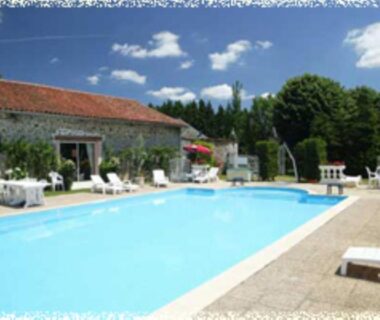 Piscine extérieure avec transats et terrasse à l'Hôtellerie de Plein Air Camping Leychoisier