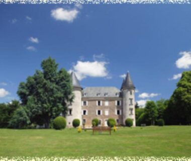 Parc avec façade de château et pelouse de l'Hôtellerie de Plein Air Camping Leychoisier