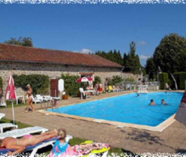 Piscine extérieure et transats au Hôtellerie de Plein Air Camping Leychoisier