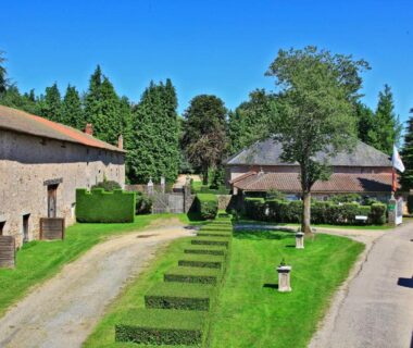 Cour avec allées et haies taillées du Camping Leychoisier