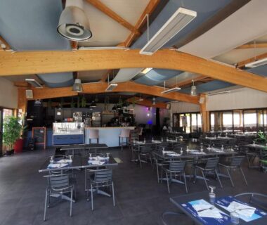 Salle de restaurant intérieure avec tables et bar au Houlgate-154 Mobilhome cosy 4 personnes Camping 5 étoiles