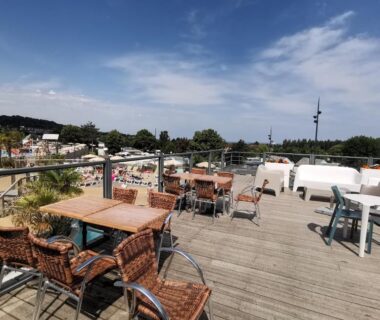 Terrasse surélevée avec tables et chaises au Houlgate-154 Mobilhome cosy 4 personnes