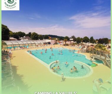 Piscine extérieure avec baigneurs au camping Houlgate-206 Mobilhome Premium 6 personnes Camping 5 étoiles