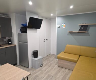 Intérieur du mobilhome avec coin salon et kitchenette du Houlgate-206 Mobilhome Premium