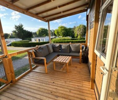 Terrasse couverte avec salon extérieur donnant sur le camping du Mobilhome Premium 6 personnes Houlgate-206