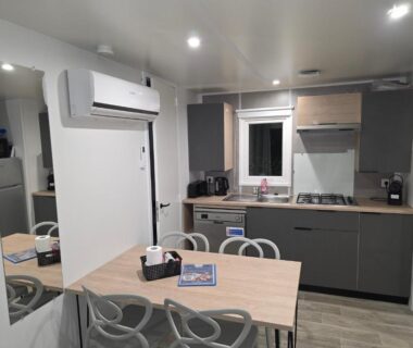 Cuisine et coin repas dans le mobilhome Houlgate-206 Premium 6 personnes