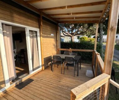 Terrasse couverte en bois avec table et chaises du Mobilhome Premium 6 personnes Houlgate-206