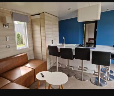 Intérieur salon avec bar et canapé dans le Mobilhome Houlgate 254 RARE VUE MER