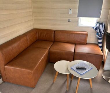 Salon avec canapé en cuir et tables basses dans le mobilhome Houlgate 254 RARE VUE MER