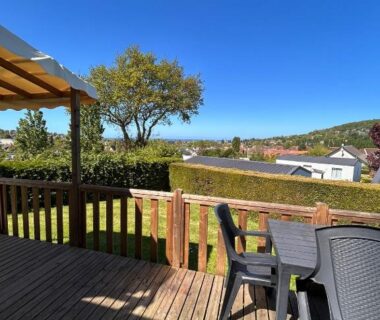 Terrasse en bois avec chaises et vue mer depuis le mobilhome Houlgate 254 RARE VUE MER Magnifique Mobilhome 6 pers