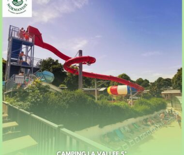 Piscine extérieure avec toboggan au Camping La Vallée 5 étoiles